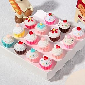 Miniature de Cupcakes en Résine de Simulation Accessoires de Bricolage Cœur Fleur Fraise Breloques pour Décoration de Coque de Téléphone