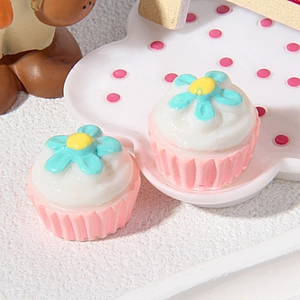 Vue macro de mini cupcakes en résine avec base rose et fleurs bleues pour loisirs créatifs