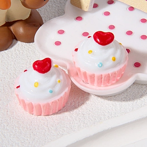 Gros plan de mini cupcakes en résine avec cœur pour étuis de téléphone DIY et artisanat