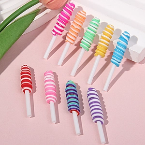 Nahaufnahme von bunten Spiral-Lollipop-Anhängern für DIY-Bastelarbeiten und Zubehör