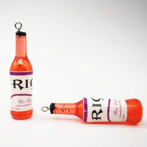 Detailansicht der orangefarbenen Cocktailflaschen-Anhänger aus Harz für DIY-Schmuck