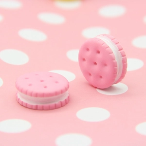 Macro-opname van roze hars sandwichkoekjes voor DIY-accessoires en sieraden maken