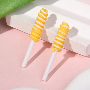 Detail von gelb-weißem Spiral-Harz-Lollipop-Anhänger für Bastelarbeiten und Schmuck