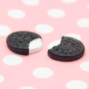 DIY harsaccessoires in de vorm van realistische chocoladekoekjes voor telefoonhoesjes