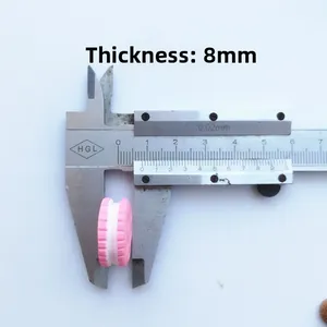 Detaillierte Messung eines rosa Harz-Macaron-Zubehörs mit 8 mm Dicke per Messschieber