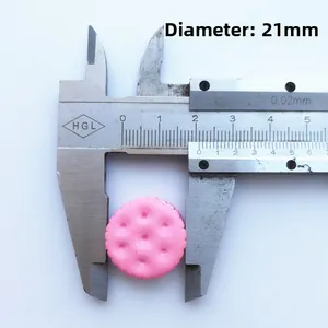 Detailmessung eines rosa Harzkeks-Anhängers mit 21 mm Durchmesser mittels eines Messschiebers