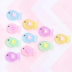 Breloques en Résine Poisson Mignon avec Paillettes et Cœur 3D Animaux Dessin Animé Accessoires Flatback pour DIY Coque de Téléphone Bijoux
