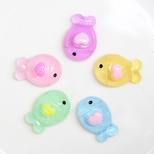 Pendentifs poissons en résine pailletée pour bijoux DIY et coques en cinq tons de bonbons