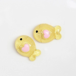 Détails de charms poisson en résine à paillettes jaunes avec cœur rose pour DIY