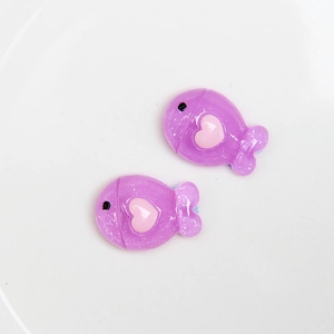 Macro de deux breloques poissons en résine violette pailletée avec cœurs roses pour bijoux