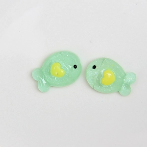 Détail macro de poissons en résine pailletée verte avec cœur jaune pour bricolage