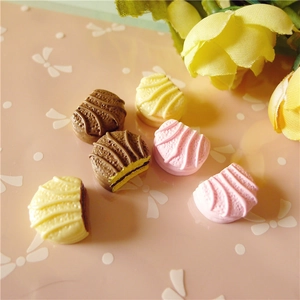 Gros plan détaillé de mini biscuits sandwich en résine pour bricolage en trois couleurs