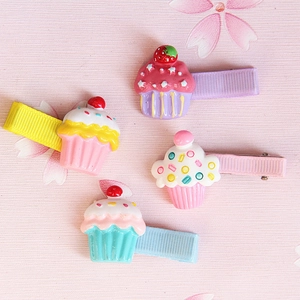 Set mit vier farbenfrohen Harz-Cupcake-Haarspangen mit Erdbeer- und Kirschdetails