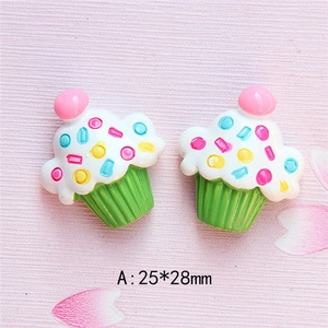 Detailansicht von zwei Mini-Harz-Cupcakes für DIY-Handwerk mit Maßen von 25x28 mm