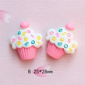 Makro-Detail von 25x28mm Harz-Cupcake-Anhängern für Handyhüllen und DIY-Bastelarbeiten