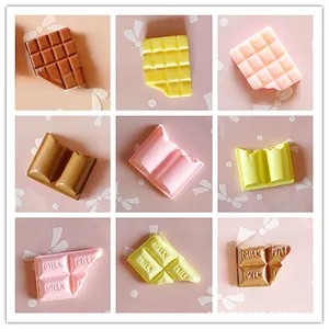 Vue détaillée de divers cabochons en résine chocolat pour loisirs créatifs et coques de téléphone