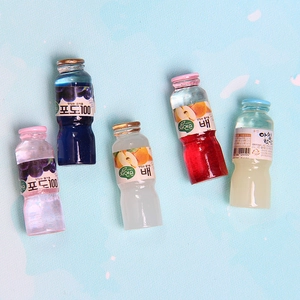 Fünf Miniatur-Getränkeflaschen im koreanischen Stil für DIY auf hellblauem Hintergrund