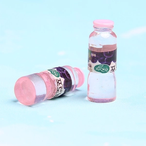Miniatur-Traubensaftflaschen mit lila Etiketten und rosa Deckeln für DIY-Bastelarbeiten