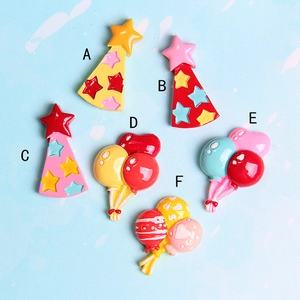 Flat lay di cappelli di compleanno e palloncini in resina colorata per charms fai da te