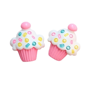 Paar niedliche Harz-Cupcakes mit rosa Basis und bunten Zuckerstreuseln Dekoration
