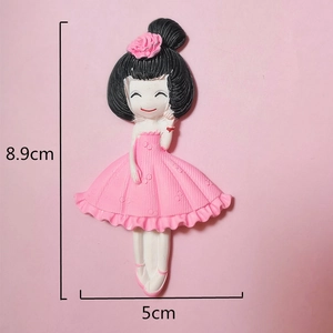 Détail de figurine ballerine rose montrant les dimensions 8,9 cm de haut et 5 cm