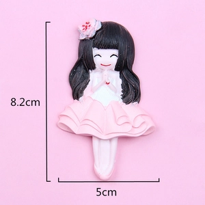 Détail d'une figurine de danseuse en résine montrant la hauteur précise de 8,2 cm