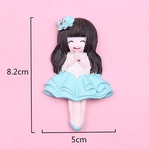 Vue détaillée d'une figurine de ballerine en résine mesurant 8,2 cm sur 5 cm