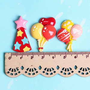 Ciondoli fai-da-te in resina con cappelli da festa e palloncini per capelli bambini