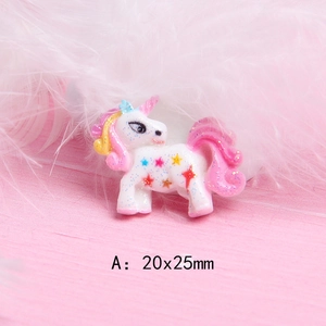 Makroaufnahme von 20x25mm Glitzer-Einhorn-Harzanhänger für DIY-Bastelarbeiten mit Sternen