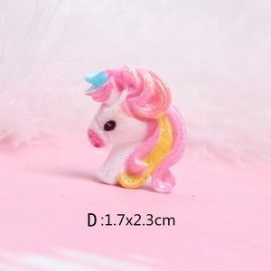 Nahaufnahme eines glitzernden Einhorn-Anhängers aus Harz mit rosa Mähne und 1,7x2,3 cm Maßen