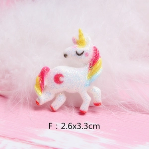 Makroansicht von Glitzer-Einhorn-Charms für DIY-Bastelarbeiten, Größe 2,6x3,3cm