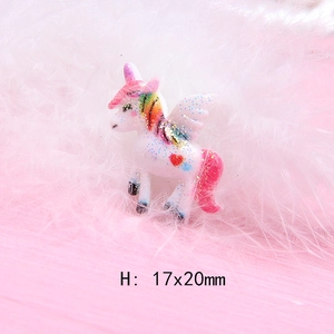 Makrofoto eines glitzernden Einhorn-Anhängers aus Harz für DIY-Bastelarbeiten in 17x20mm Größe