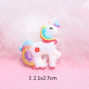 Makroaufnahme: Glitzer Einhorn Harzanhänger mit Regenbogen-Details, Größe 2.1x2.7cm