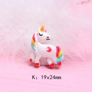 Nahaufnahme des Glitzer-Einhorn-Charms aus Harz, 19x24mm, mit Regenbogenmähne auf Federn