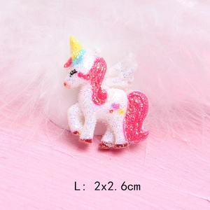 Makroaufnahme von glitzerndem Einhorn-Harzanhänger mit Maßen 2x2,6 cm für DIY