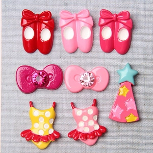 Detail van hars balletschoenen en glitterstrikken voor DIY-haaraccessoires en hoesjes