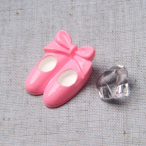 Gedetailleerde weergave van roze hars ballerina schoentjes met strikjes voor DIY