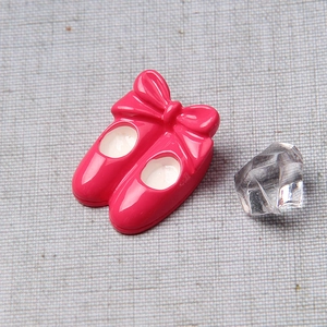 Macrodetail van hars balletschoen cabochon met strik voor DIY haaraccessoires