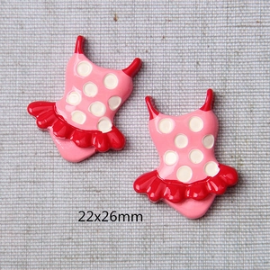 Detail van roze gestipte hars balletjurk DIY bedeltje met 22x26mm maataanduiding