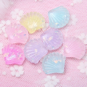 Macro-opname van kleurrijke hars schelpbedeltjes met glitters voor DIY handwerk accessoires