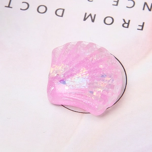 Roze schelp haarelastiekje met iriserende aurora coating en zwart elastisch koordje