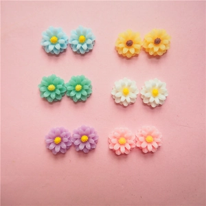 Colorful resin daisy flower charms for DIY jewelry and phone cases in six vibrant shades