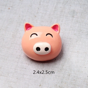 Vue macro de la breloque cochon en résine rose de 2,4x2,5 cm pour accessoires DIY