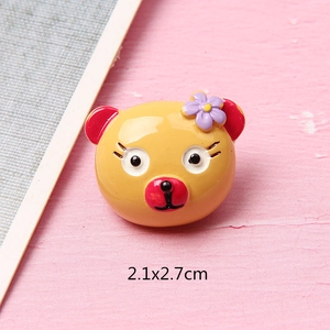Gros plan d'un accessoire ours en résine jaune pour loisirs créatifs 2,1x2,7cm
