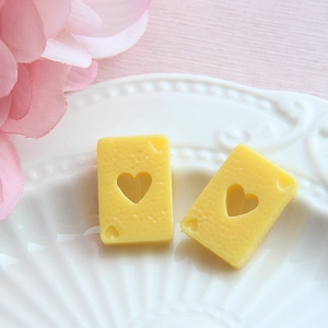 Détail du cabochon en résine carte de poker jaune avec cœur évidé pour création DIY