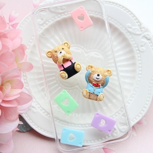 Coque transparente DIY avec oursons 3D en résine et breloques cœur dans un plat en céramique