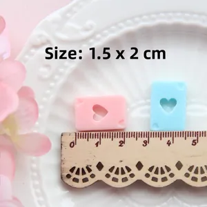 Vue détaillée des breloques cartes à jouer en résine 1,5x2cm pour DIY et coques de téléphone