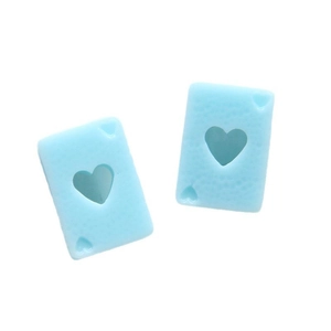 Breloques de poker en résine bleu ciel avec découpes en forme de cœur pour DIY