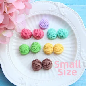 Detail van kleine hars ijsbolletjes in pastelkleuren voor DIY telefoonhoesjes decor