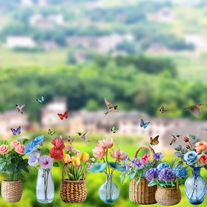 Détail de stickers floraux colorés avec colibris et papillons sur une surface vitrée